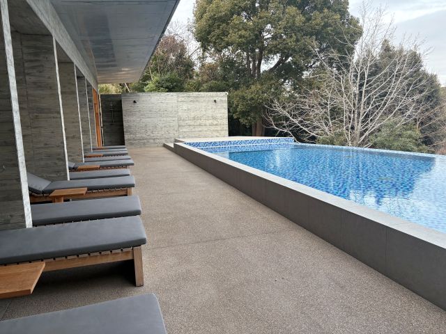 プール完備の綺麗な施設です！晴れた日は初島を一望できます。