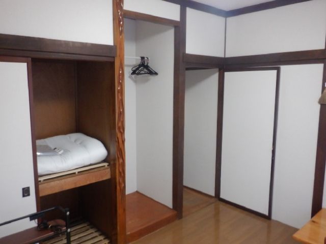 お部屋はこんな感じ!!
共有部分のトイレ・キッチン・洗濯設備も整っています♪