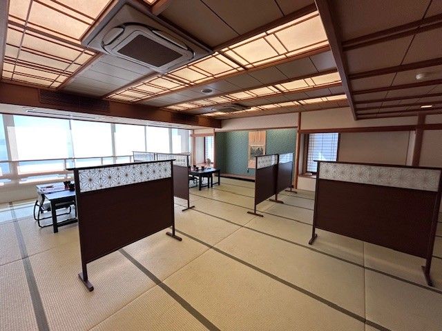 広々とした食事会場です。
多くのお客様がいらっしゃるので、ていねいにご対応お願いします！