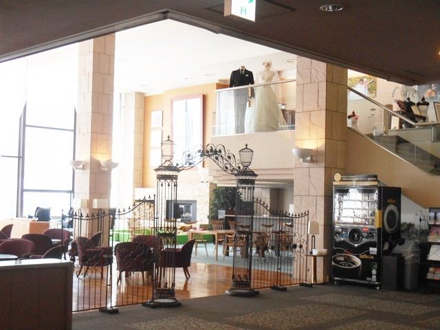 レストラン会場は2階建てで広いですが、バイキング形式なので料飲経験ない方でもＯＫです!!