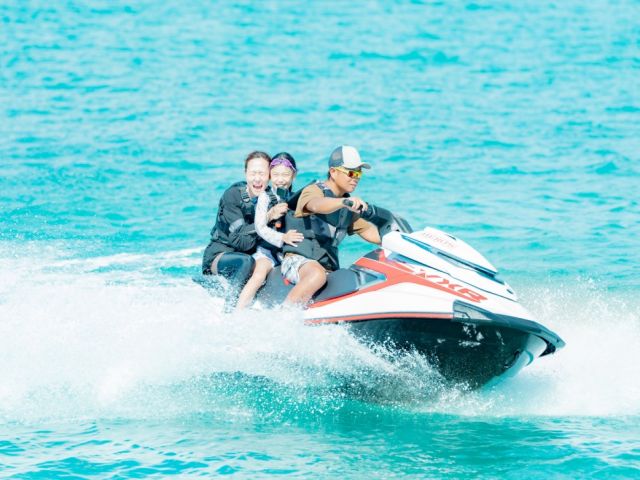 ジェットスキーなどのマリンアクティビティについて、
お客様へのご案内を行っていただきます。