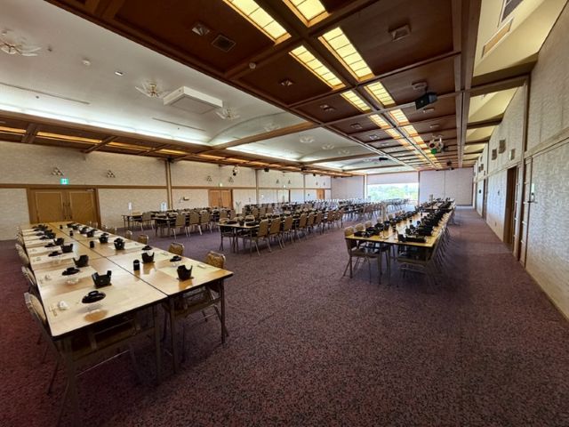 宴会場のセッティングを行って頂く場合もあります♪
他の人と協力して業務をお願いします！