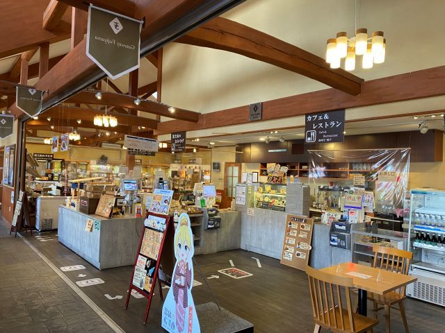 河口湖駅内は売店や飲食店もあります！