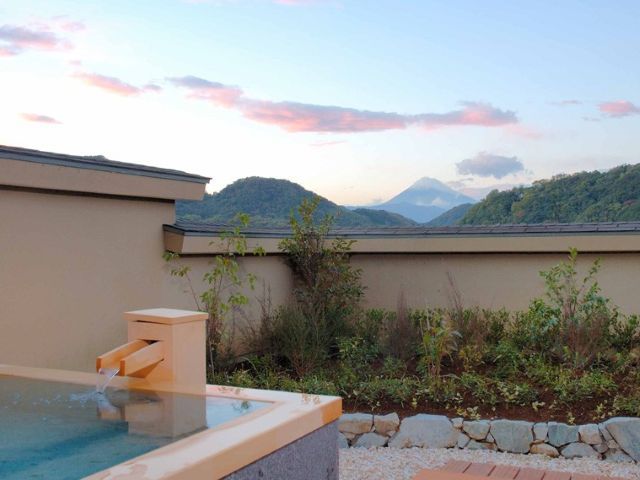 富士山が見える露天風呂が売りの素敵な旅館でのお仕事です！