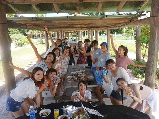 リゾバでできた仲間とビーチパーティー★みんなで「かりー！」※乾杯の意