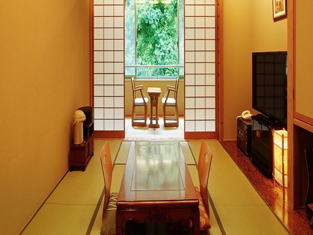 客室からも緑が顔を覗かせ、日々の疲れを癒せます。