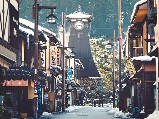出石町の町並み。奥に見えるのは明治より時を刻む日本最古年の時計台の辰鼓楼!!