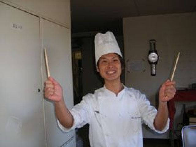 ゴルフ場での調理補助業務！通しシフトで勤務できます。