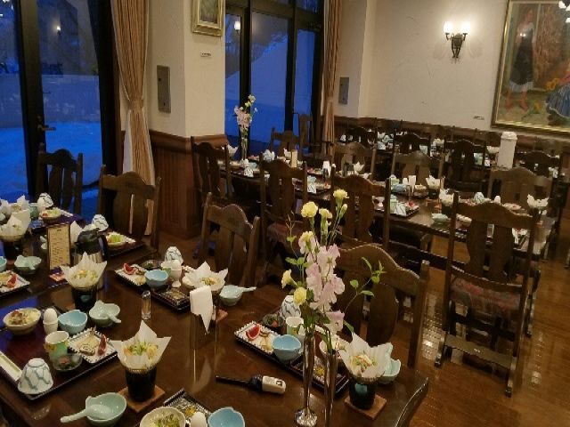 レストラン会場で
会席料理を提供しています。