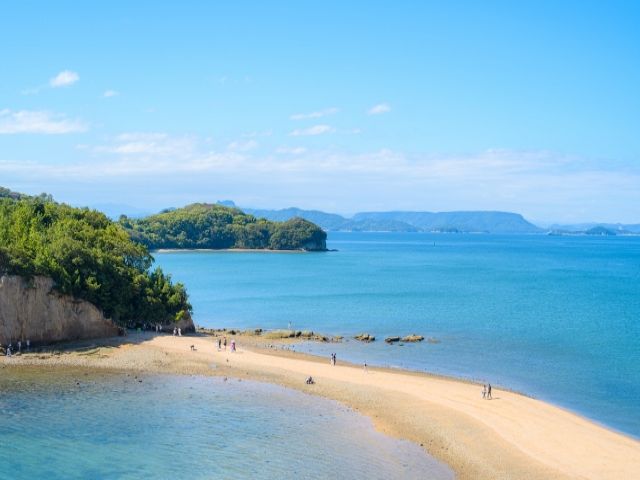 干潮時に砂の道が現れるエンジェルロード。神秘的です♪
