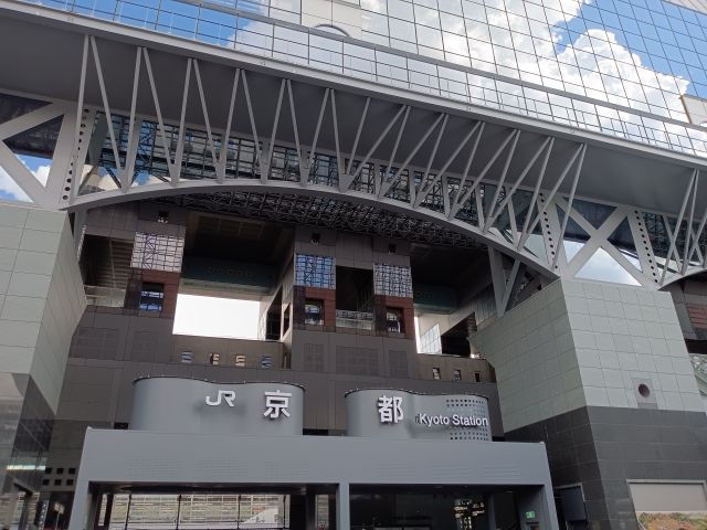 京都駅から電車で約30分程の距離感です。