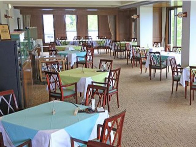 ゴルフ場内にあるレストランのお仕事です！