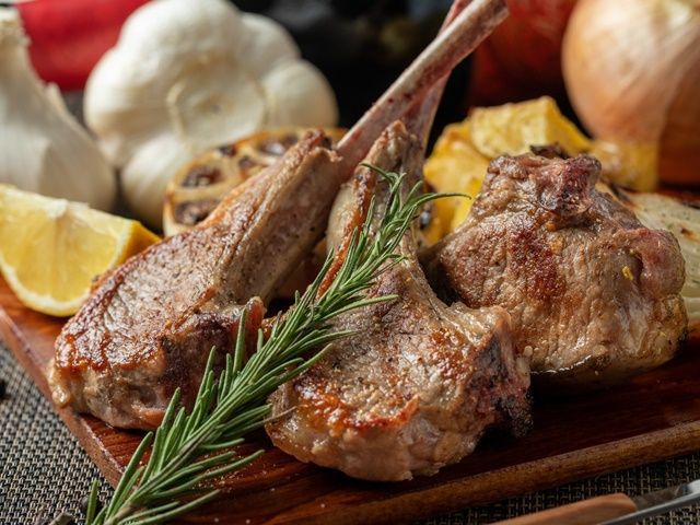 和食・洋食・沖縄料理などバラエティ豊かなお料理を提供しています！お力をお貸しください！！