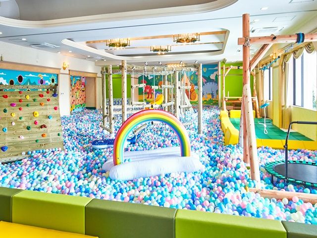 10万個のボールで敷き詰められたボールプールは迫力満点！