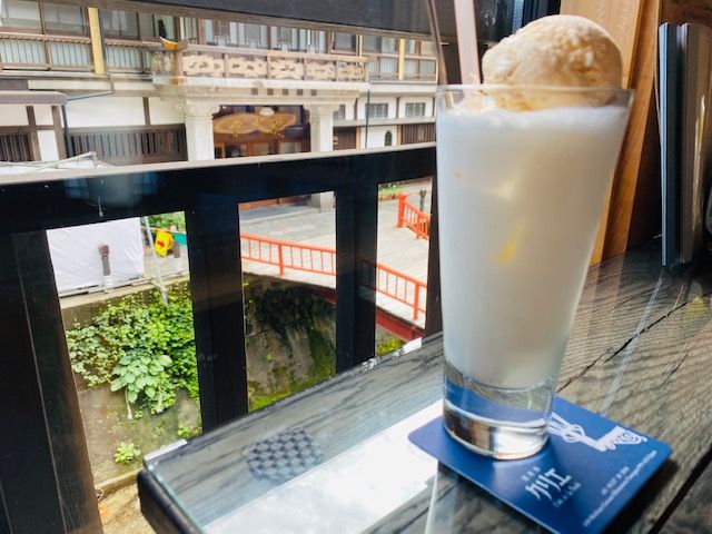 温泉街の中にはおしゃれなカフェもあります！