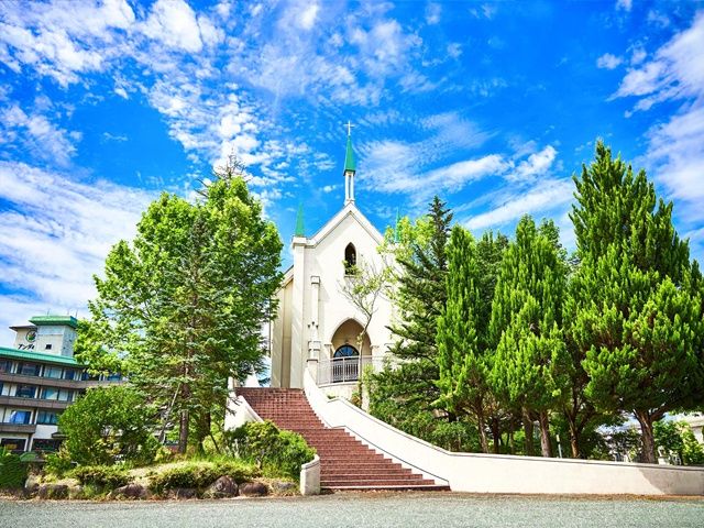 徒歩1分の所にある「アンダのお城」は協会がまるごとフォトスポットに♪