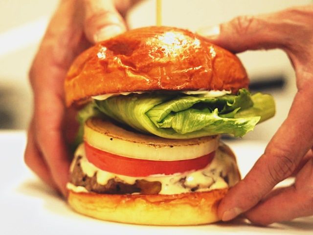 テイクアウト専門のハンバーガー屋さんです！
未経験の方でも受け入れ歓迎です♪