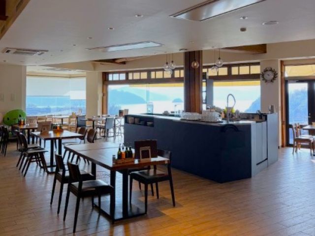 レストランは開放感があり、明るい店内です♪