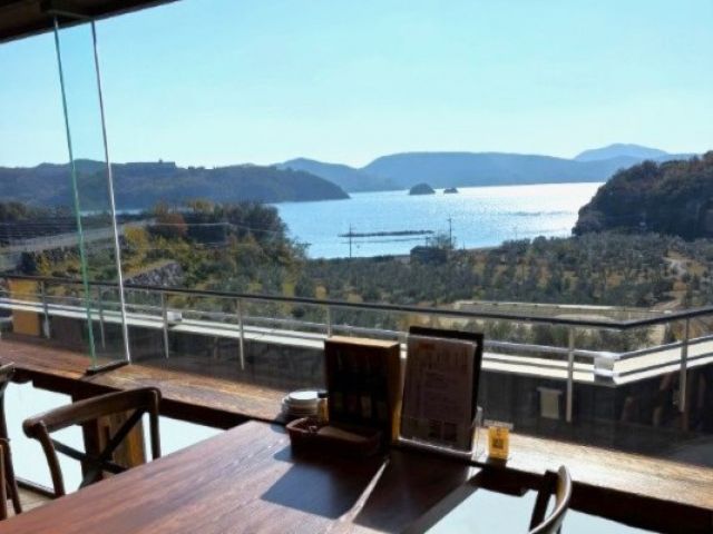 オリーブやみかん、かきなどの果物の栽培が盛んな島です♪