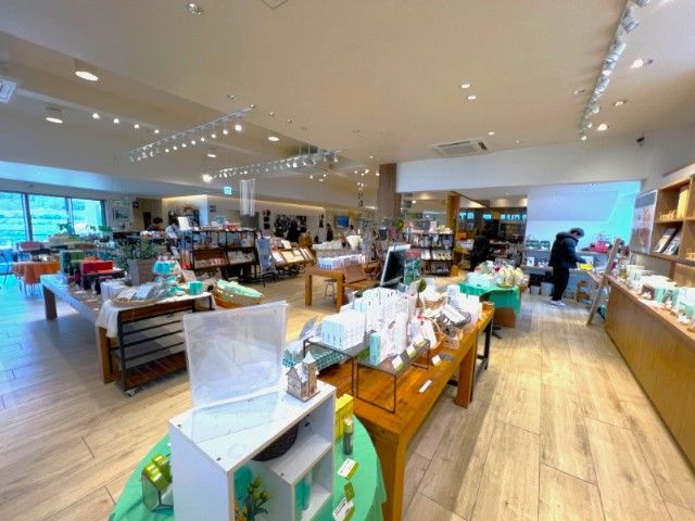 隣接している売店でも、お客さんへの対応をお願いします！