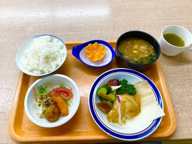 従業員食堂では定食や麺類が選べる
朝にパンかご飯を選べるのも個人的にはおすすめポイントです
