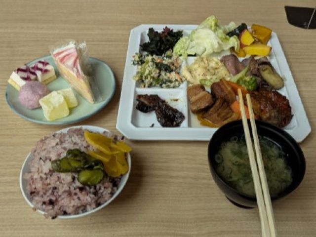 夕食はバイキングの残りを食べることができます！