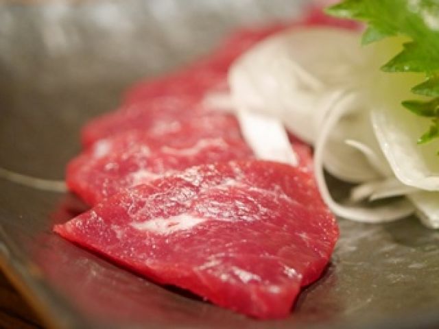 熊本名物「馬刺し」！ヘルシーでとてもおいしいです！