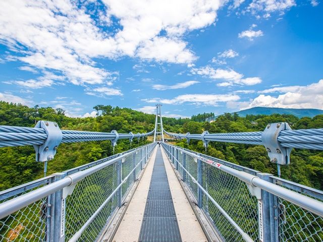 九重連山に抱かれた圧倒的な自然。とにかく「景色が主役」の温泉地です