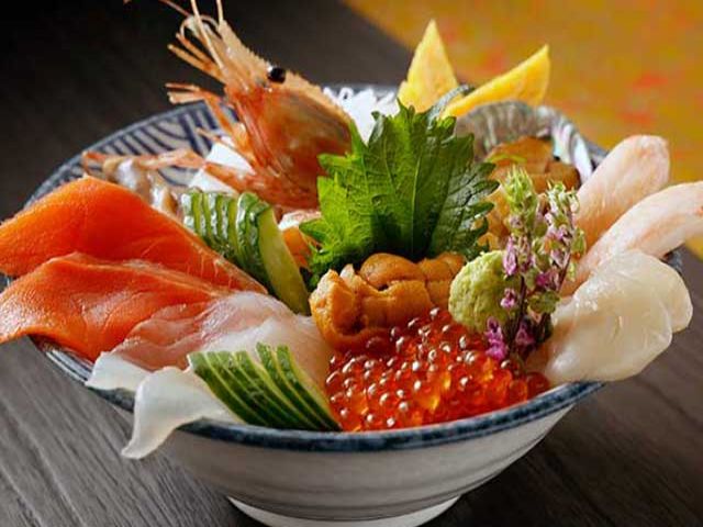 北海道の新鮮な海の幸を使った海鮮料理をご提供(゜))<<