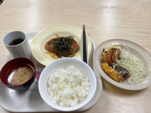 従業員食堂で食べていただきます！