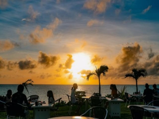 前浜ビーチ近くのリゾートホテルでのホールのお仕事♪人間関係良好で働きやすいと好評です！