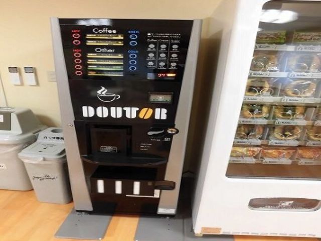 寮の中には休憩室もあります！カップ麺やご飯類、コーヒーも購入できるので便利！