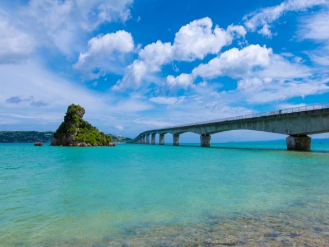 近隣の観光地：古宇利島（写真は古宇利大橋）