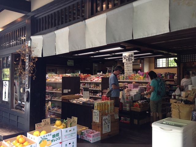 近くには商店もあります。車のレンタルも可能ですので買い物にも困りません！