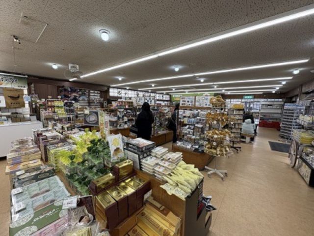 観光地の昔ながらのお土産物屋さんです！