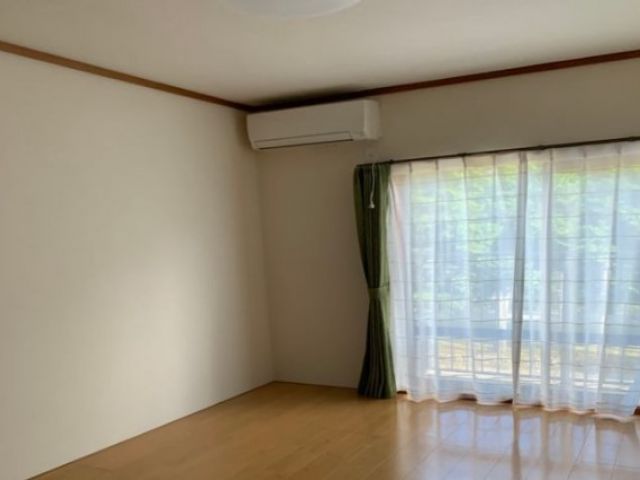 寮のお写真です！
今ならお風呂・お手洗いのついたお部屋にご案内できます