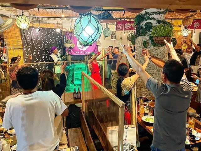 島唄ライブ中～♪お客様と一緒にカチャーシーを踊ります♪
盛り上げ役をお願いします＾＾