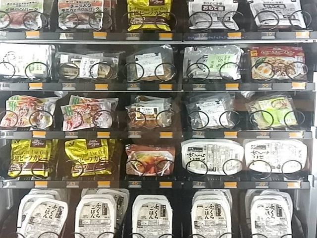 すべて１００円で購入できる食品の自動販売機もあります！