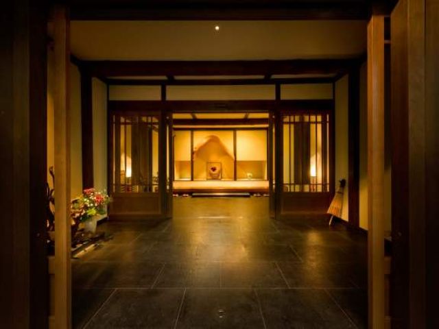 ＼全８室の客室・薪ストーブのラウンジ／
お客様に上質な寛ぎを…