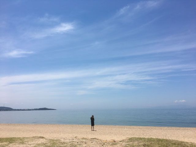 徒歩圏内に海水浴場も市街地もある環境です。