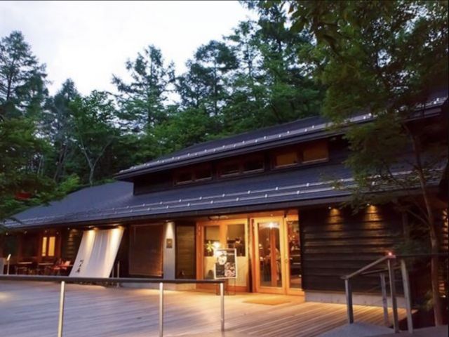 木々あふれる軽井沢ならではの落ち着いた雰囲気の店舗です。