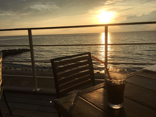 【夕陽】瀬戸内海に沈む夕陽は絶景です。島内にはオシャレなカフェもたくさんあります。