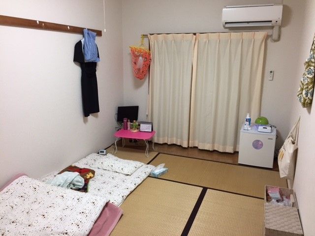 ≪寮の内装≫お風呂は共同ですがなんと温泉！広くゆったりできます♪寮内自販機もあり便利☆