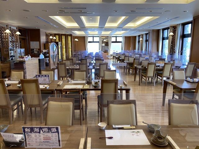 光が差し込むレストランにてお食事を提供しております！