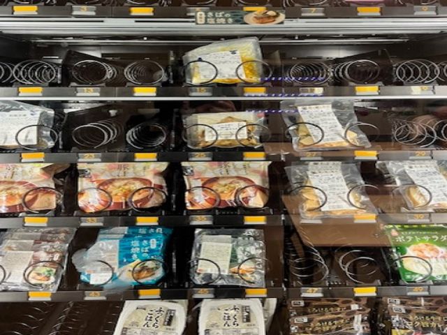 自販機には、ごはん・ぱん・サラダ・おかず・カレーなど！
毎月新しいメニューになります