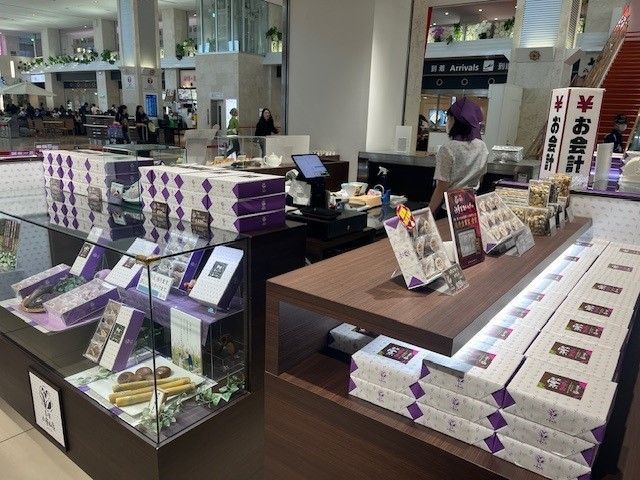 レア職種♪空港内のお土産屋さんでの勤務です♪
海外のお客様も増えています！