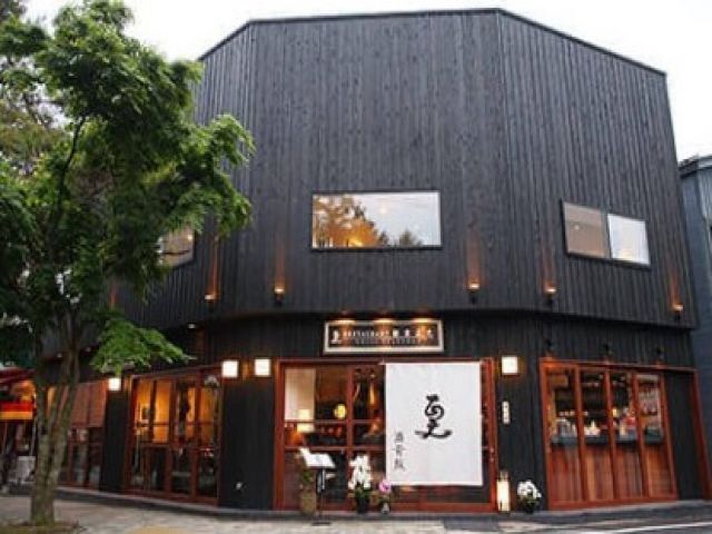 ～落ち着いた店内で最上のサービスを～
お客様との会話を楽しみながら接客していただきます。