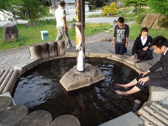 やっぱり温泉には入りたい！近隣には日帰り温泉施設の”ひらゆの森”があります。寮も温泉です！