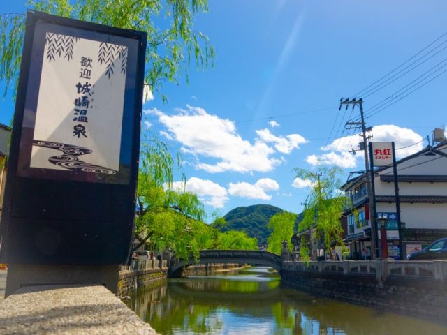 カフェ、居酒屋、スーパー、コンビニが揃う温泉地！！