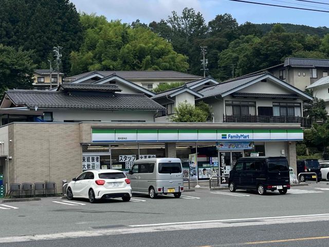 職場から徒歩7分の場所には24時間営業のコンビニがあるので安心！